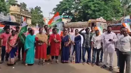କୋରାପୁଟ ସହର: କୋରାପୁଟରେ କଂଗ୍ରେସର ୧୨ ଘଣ୍ଟିଆ ବନ୍ଦ ପାଳନ, ଟ୍ରାଫିକ ମୁଖ୍ୟ ଛକରେ ଶାନ୍ତିପୂର୍ଣ୍ଣ ବିକ୍ଷୋଭ ପ୍ରଦର୍ଶନ