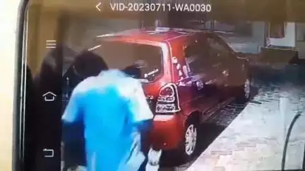 வேடசந்தூர்: திண்டுக்கல் ரோட்டில் செல்போன் திருடிய நபரின் CCTV காட்சி, திருடிய நபரை சுற்றி வளைத்து பிடித்த பங்க் உரிமையாளர்