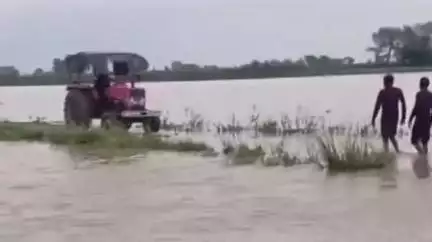 गाज़ीपुर: चेतावनी बिंदु के पास पहुंची गंगा, कई क्षेत्रों और सड़कों पर पानी घुसा, सभी तटवर्तियों और अधिकारियों को किया गया अलर्ट