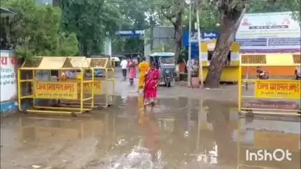 जमुई: बारिश से सदर अस्पताल परिसर में हुआ जलजमाव, गंदे पानी मे प्रवेश कर गुजर रहे मरीज व स्वास्थ्य कर्मी #jansamasya