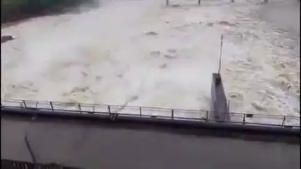 लाडपुरा: कैचमेंट इलाके में हो रही भारी बारिश के चलते कोटा बैराज के 5 गेट खोलकर 18 हजार क्यूसेक पानी चंबल नदी में निकाला गया