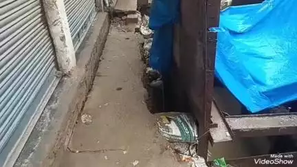 मिर्ज़ापुर: अमृत योजना के गड्ढे में पानी भरने से लालडिग्गी में कई लोगों के चबूतरे में आई दरार, चबूतरे के नीचे से खिसकी मिट्टी