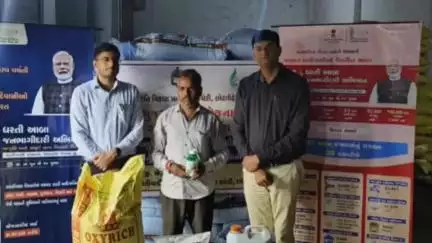 છોટાઉદેપુર: જીએટીએલ ડેપો ખાતે પ્રાયોજના વહીવટદાર કલ્પેશકુમાર શર્માના હસ્તે આદિજાતિ ખેડુત લાભાર્થીઓને કીટ વિતરણ કરાયું