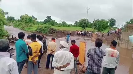 सेनगाव: कापडसिनगी जवळील ओढ्याला दमदार पावसामुळे पूर, वाहतूक व्यवस्था खोळंबली