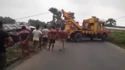 ময়ূরেশ্বর ১: অন্যমনস্ক ছিলেন চালক, নান্দরা রাইস মিলের কাছে উল্টে গেল ডাম্পার