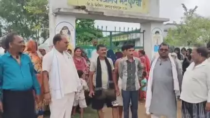फतेहपुर: भटपुरवा प्राथमिक विद्यालय का गेट बंद कर ग्रामीणों ने शिक्षकों को किया कैद, बच्चों को मर्ज विद्यालय में नहीं भेजने की मांग