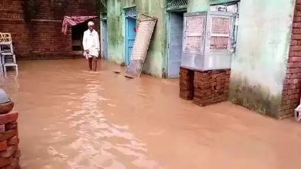 नरवर: बारिश से ग्रामीणों के घरों में भरा पानी, शिकायत के बाद प्रशासन ने मौके पर जेसीबी बुलाकर पानी निकलवाया