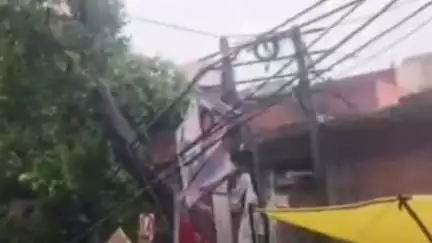 अतरसुईया थाना क्षेत्र के दक्षिण मुखी हनुमान जी मंदिर के बगल गिरा विशाल पीपल का पेड़, यातायात हुआ बाधित