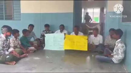 మహబూబాబాద్: నిబంధనలు పాటించని దంతాలపల్లి సెయింట్ మేరీ పాఠశాల గుర్తింపు రద్దు చేయాలని,MEO ఆఫీస్ ముందు విద్యార్థి సంఘాల నిరసన