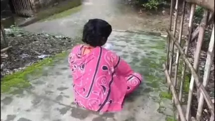 শান্তিপুর: স্ত্রীর স্বীকৃতি ও অধিকার পেতে ঘোড়ালিয়ায় স্বামীর বাড়ির সামনে ধর্ণায় বসলেন এক মহিলা,ঘটনাস্থলে শান্তিপুর থানার পুলিশ