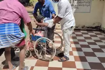 పుంగనూరు: మోర్ సూపర్ మార్కెట్ వద్ద ద్విచక్ర వాహనాన్ని ఢీకొన్న కారు ఇద్దరికీ గాయాలు .