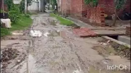 लोधवारी गांव में खस्ताहाल सड़क को लेकर प्रधान के खिलाफ स्थानीय लोगों ने खोला मोर्चा,आक्रोश किया व्यक्त #jansamasya
