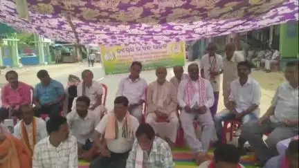 ସୋନପୁର: ଡୁଙ୍ଗରିପାଲି ବ୍ଲକ କଂଗ୍ରେସ ପକ୍ଷରୁ ବରଗଡ଼ ବୋରିଗୁମା ୨୬ ନମ୍ବର ଜାତୀୟ ରାଜ ପଥ ଅବରୋଧ କରି ଧାରଣାରେ ବସିଛନ୍ତି ବ୍ଲକ କଂଗ୍ରେସ କର୍ମୀ