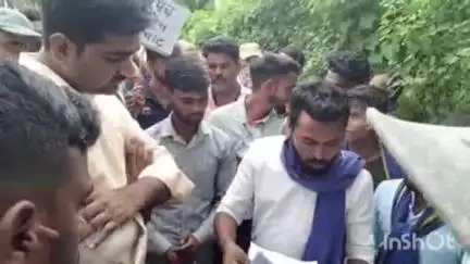 ब्यौहारी: पपौंध के बिजहा में खराब सड़क को लेकर ग्रामीणों ने तहसीलदार को ज्ञापन सौंपा