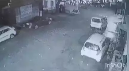 उरई: उरई के करसान रोड पर खड़ी दर्जनों गाड़ियों को बाइक सवार बदमाशों ने किया क्षतिग्रस्त, घटना सीसीटीवी में कैद