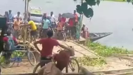 তেহট্ট ১: জলঙ্গি নদীতে বেড়েছে জল, বাঁশের সাকোর পরিবর্তে কুলগাছি ফেরিঘাটে নৌকায় শুরু হল যাত্রী পারাপার