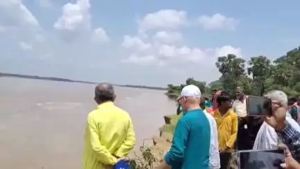 মেদিনীপুর: মণিদহে চলছে নদীপাড় ভাঙন, নদী গর্ভ চলে গেছে একাধিক জমি; পরিস্থিতি পরিদর্শনে রাজ্যের সেচ মন্ত্রী সহ অন্যরা