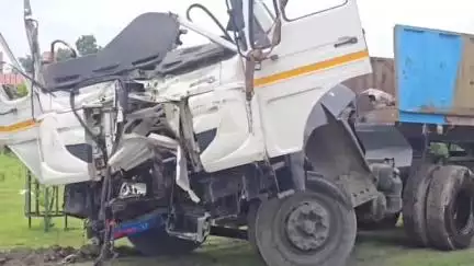 विजयनगर: बिजयनगर में NH 48 पर बरल पुलिया पर ट्रेलर अनियंत्रित होकर डिवाइडर पर चढ़ा, चालक की मौत, केबिन में फंसे शव को निकाला गया