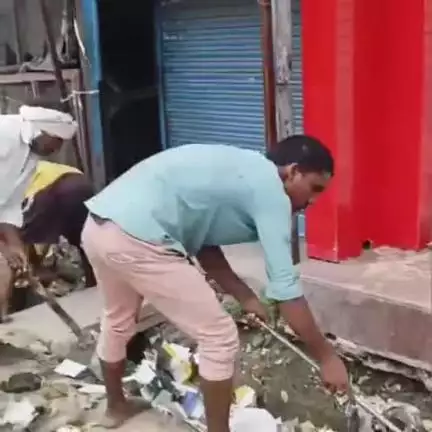 बांसी: बांसी में जल निकासी की समस्या को लेकर कोतवाली रोड पर सभासद ने कराई नालियों की सफाई, जल भराव न होने का दिया आश्वासन