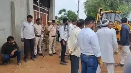 सिरसा: गांव रंगड़ी खेड़ा रोड पर कोर्ट के आदेश के बाद नगर परिषद ने अवैध कब्जे पर बुलडोजर चलाया