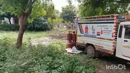 પેટલાદ: ઇસરામાં રોડ ઉપર સોસાયટીની ખુલ્લી જગ્યામાં ગેસની બોટલનું વિતરણ કરાતા ગ્રાહકોમાં રોષ
