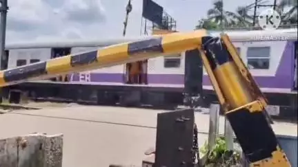 মগরাহাট ২: মগরাহাট রেল স্টেশনের কাছে হঠাৎই হুড়মুড়িয়ে ভেঙে পরল রেলগেট তীব্র যানজটের সৃষ্টি হয়েছে এলাকায় আতঙ্কিত এলাকাবাসীরা