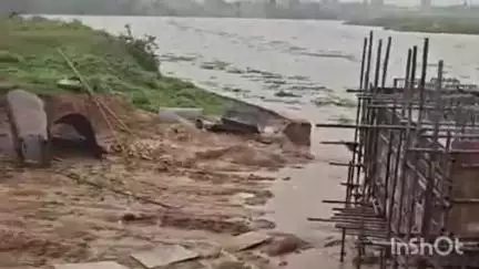 गढ़वा: गढ़वा में बारिश से दानरो नदी उफनी, पुल निर्माण बाधित, गुरुवार को स्कूल रहे बंद
