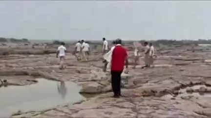 दीगोद: दीगोद इलाके के निमोदा हरि जी चंबल नदी में बहे व्यक्तियों की तलाश में NDRF और SDRF की टीमें जुटी, ड्रोन की मदद ली जा रही
