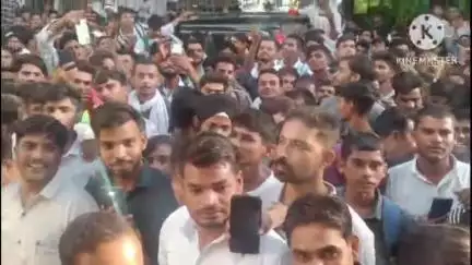पिछोर: वायरल गर्ल मोनालिसा पहुंची पिछोर, फिल्मी दुनिया में कदम रखने के बाद पहली बार देखने उमड़ी भीड़