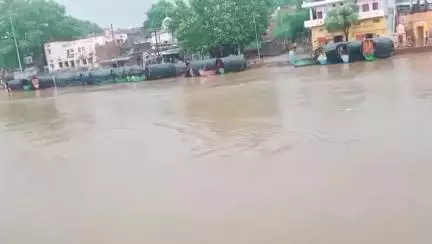 कर्वी: चित्रकूट रामघाट में मंदाकिनी नदी का बढ़ा जलस्तर, श्रद्धालु व दुकानदार सुरक्षित स्थान की ओर जाते दिखाई दे रहे