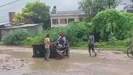 खागा: नौबस्ता की जानलेवा सड़क पर पलटा ई-रिक्शा, तालाब बनी सड़क, SDM ने कहा- PWD विभाग नहीं सुनता, उनके पास नहीं है कोई बजट