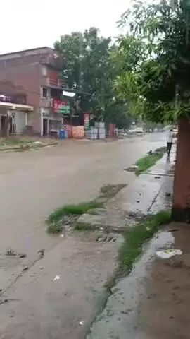 हमारे ग्राम चिल्ला वार्ड क्रमांक 13बारिश में 3 साल से ऐसे ही पानी भरा रहता है शासन प्रशासन सो रही है