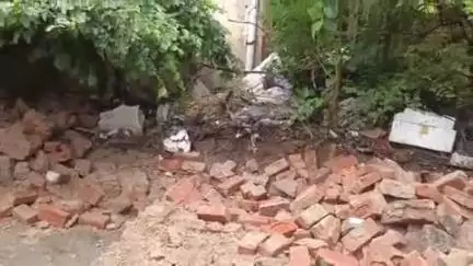 कानपुर: गांधी स्मारक स्कूल की जर्जर बाउंड्री वॉल भरभरा कर गिरी, कई वाहन हुए क्षतिग्रस्त