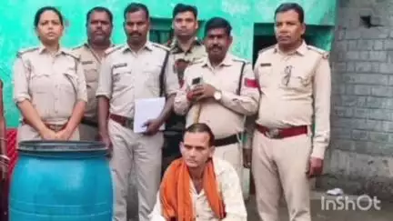 मुंगेली: कलेक्टर के सख्त निर्देश के बाद अवैध शराब माफियाओं में हड़कंप, कुकुसदा में 50 लीटर कच्ची शराब और 400 किलो लाहन जब्त