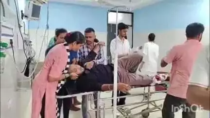 आरा: नवादा थाना क्षेत्र के प्राइवेट बस स्टैंड के समीप ऑटो ने बाइक सवार युवक को मारी टक्कर, युवक जख्मी