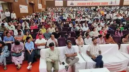 बड़गांव: टाउन हॉल स्थित सुखाड़िया रंगमंच पर सहकार एवं रोजगार उत्सव का जिला स्तरीय कार्यक्रम आयोजित