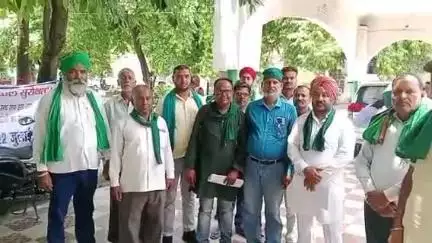 लखीमपुर: निपनियां गांव में अवैध खनन से सड़क और पर्यावरण को भारी नुकसान, किसान यूनियन ने कलेक्ट्रेट में एसडीएम को सौंपा ज्ञापन