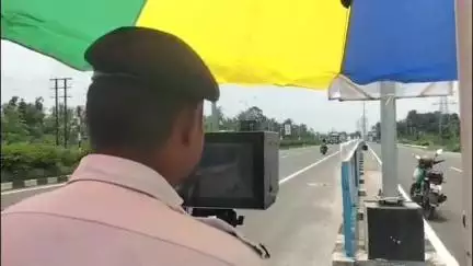 ব্যারাকপুর ১: ব্যারাকপুর কল্যানী এক্সপ্রেসওয়েতে দ্রুতগতির গাড়ির গতি নিয়ন্ত্রণে শুরু হলো স্পিড লেজার গান প্রয়োগ