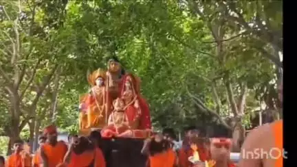 तारापुर: कोलकाता के मटियाबरूच के कांवरियों द्वारा लाया गया काँवर बना आकर्षण का केंद्र, सेल्फी लेते दिखे लोग।
