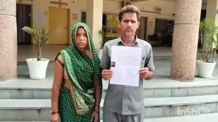 बांदा: गायत्री नगर मोहल्ले के निवासी दंपति ने कलेक्ट्रेट में DM से 15 दिन से लापता नाबालिग बेटे की तलाश कराने की मांग की