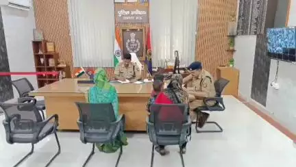 मऊ: बकवल स्थित एसपी कार्यालय में एसपी इलामारन जी द्वारा की गई जनसुनवाई, लगभग 15 मामलों के निस्तारण के दिए निर्देश