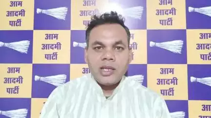 स्कूलों से बिजली, शिक्षक, बच्चों के लिए टॉयलेट 
 सब गायब