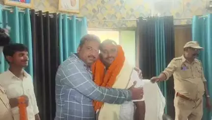 आज़मगढ़: तहबरपुर थानाध्यक्ष वीरेंद्र कुमार वर्मा ने कहा, सुरक्षा सेवा समर्पण ही पुलिस की पहचान है, गरीबों और बेसहारा के मसीहा थे
