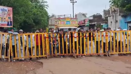 हरदा: हरदा स्टेट हाइवे खेड़ीपुरा के पास बंद, ऐतिहासिक तौर पर होमगार्ड की टीम तैनात