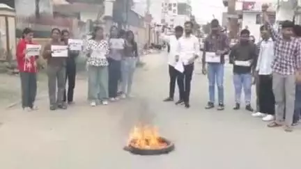 झुंझुनू: उड़ीसा के RR मोरारका कॉलेज में छात्रा ने कॉलेज प्रशासन से प्रताड़ित होकर खुद को लगाई आग, प्रदर्शन हुआ