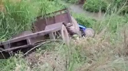 इकौना: चैनपुर बिकवा घाट पुल के पास अनियंत्रित होकर ट्रैक्टर ट्राली कई फिट गहरी खाई में गिरी, चालक बाल-बाल बचा, वाहन क्षतिग्रस्त