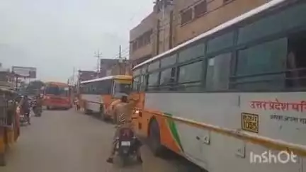 हाथरस: सदर के रोडवेज बस स्टैंड पर लगे जाम में फंसी एंबुलेंस, राहगीर पुलिसकर्मी ने खुलवाया जाम, ट्रैफिक पुलिस ने की कार्रवाई