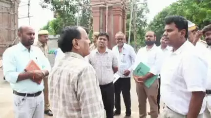 नौगढ़: सिद्धार्थनगर लुम्बिनी दुद्धी मार्ग ककरहवा सीमा पर 2 लेन मार्ग के गेट निर्माण कार्य का जिलाधिकारी ने किया निरीक्षण