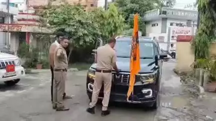 हरिद्वार: कांवड़ मेले में बिना नंबर प्लेट की गाड़ी से हूटर बजाना पड़ा भारी, कनखल पुलिस ने युवक को लगाई फटकार और सीज की कार