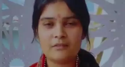 चम्पावत: चंपावत की युवा प्रतिभा, अनुष्का गोस्वामी, को उनके रचनात्मक कार्यों और लोक कला ऐपण के लिए जिलाधिकारी ने सराहा
